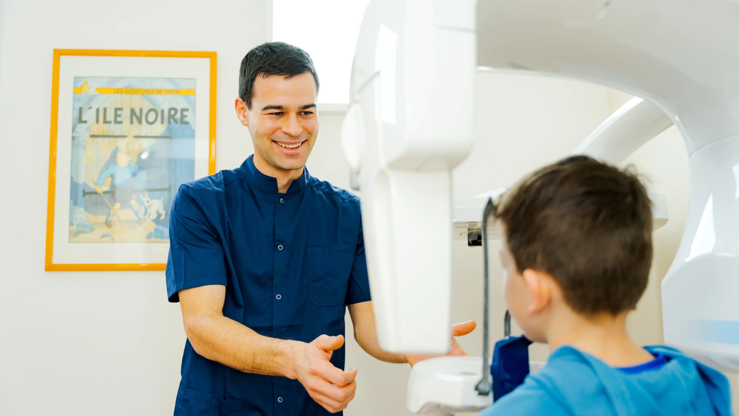 Dr Nicolas Clermont installant un jeune patient pour une radiographie panoramique